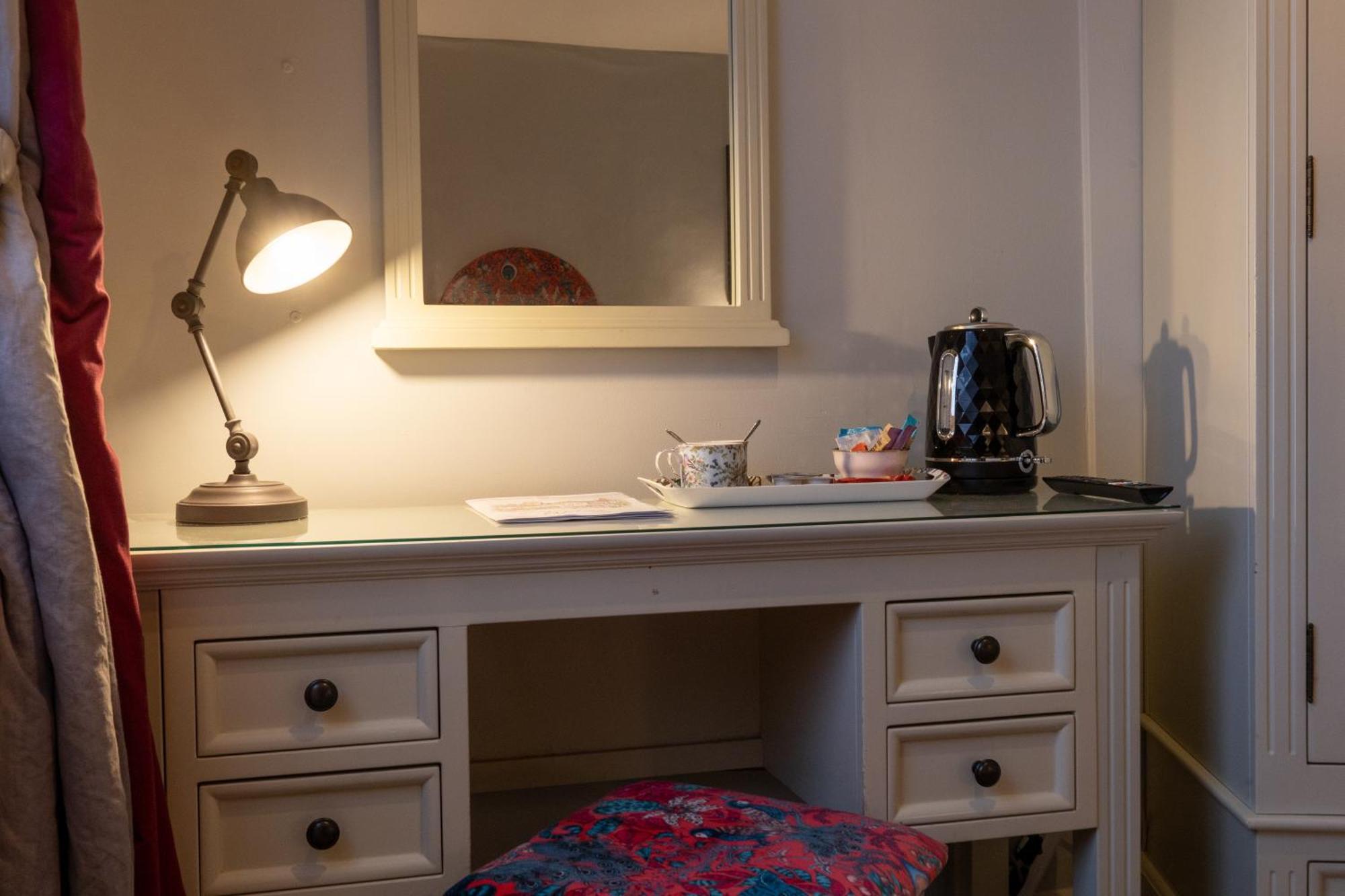 The Old Vicarage Hotel & Restaurant Bridgwater Exteriör bild A dressing table