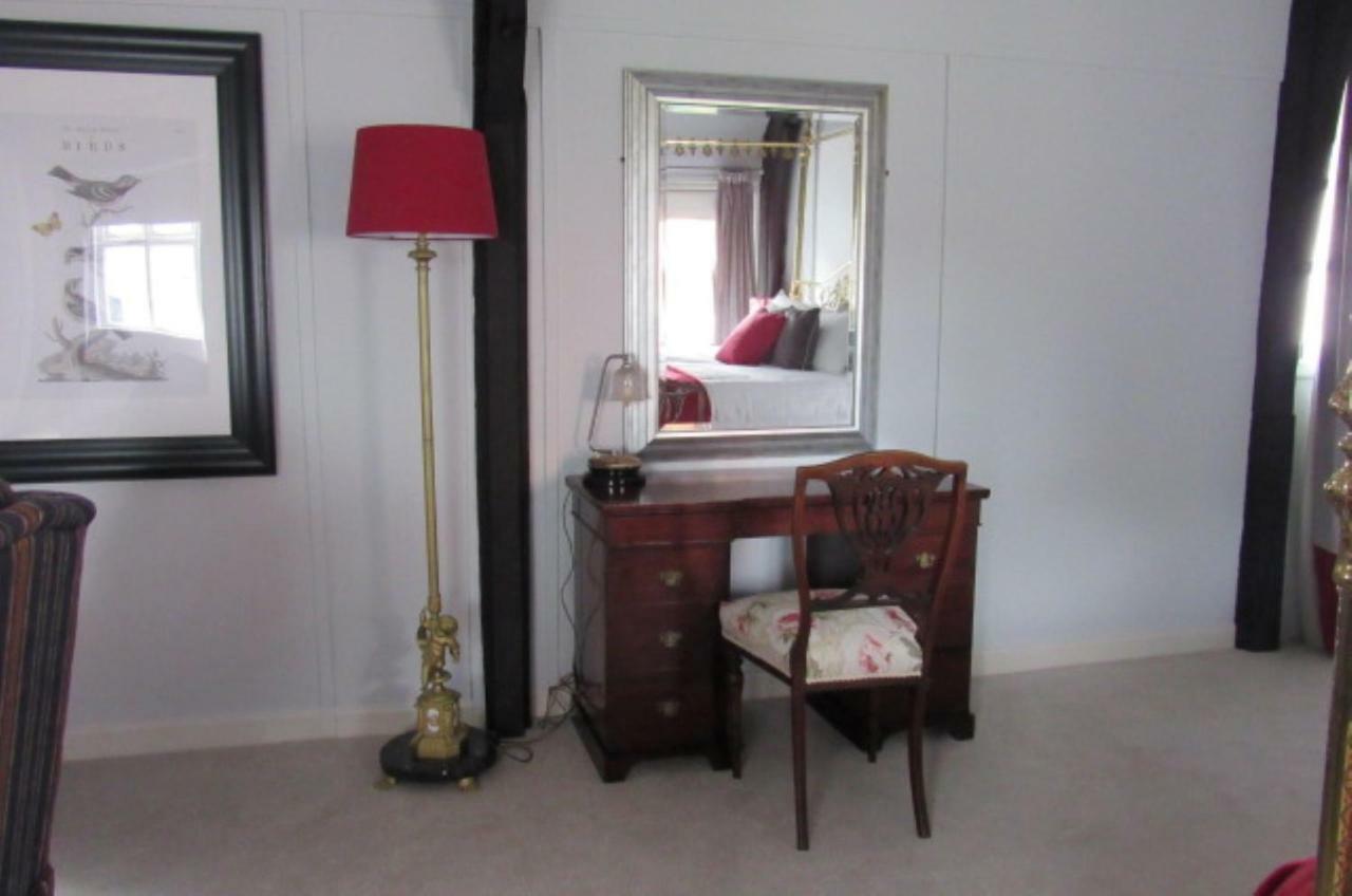 The Old Vicarage Hotel & Restaurant Bridgwater Exteriör bild A dressing table