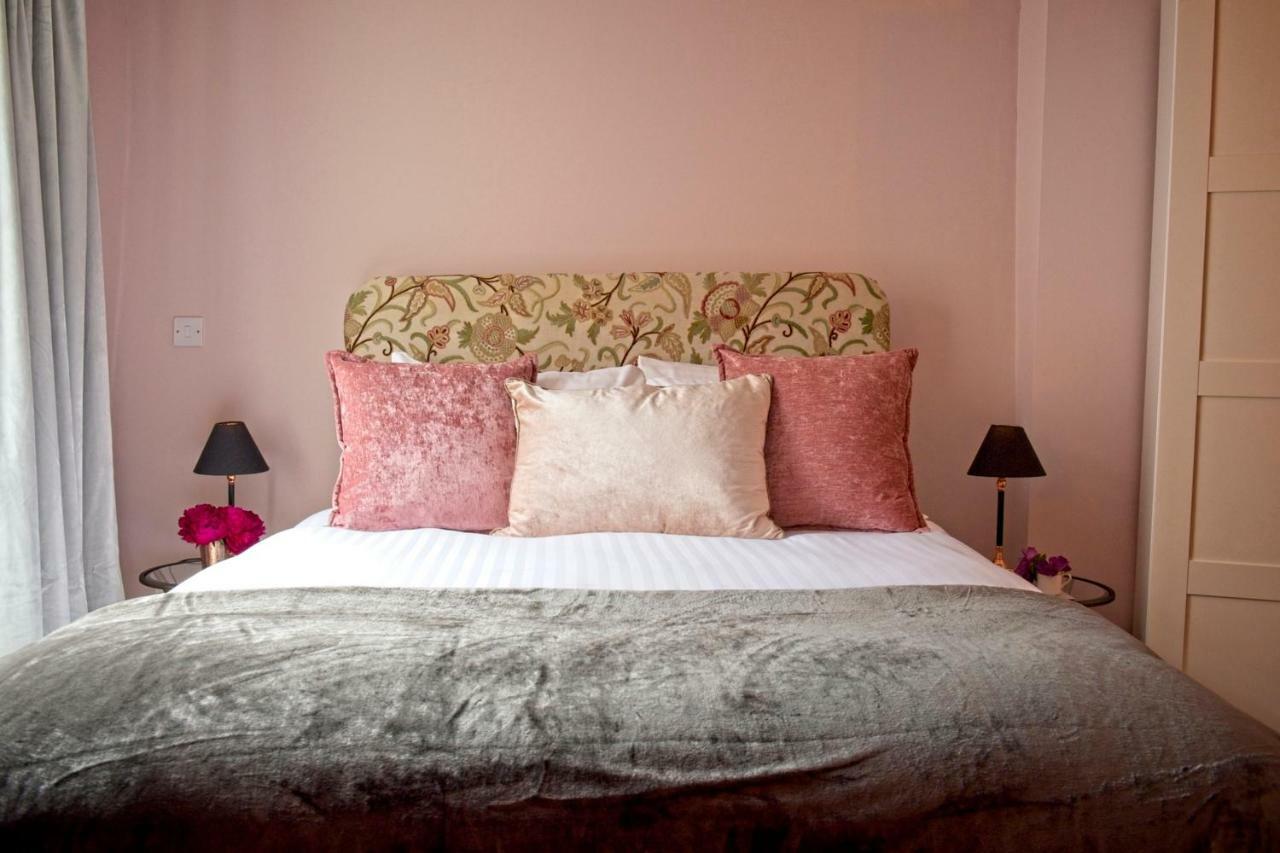 The Old Vicarage Hotel & Restaurant Bridgwater Exteriör bild A bedroom at the hotel