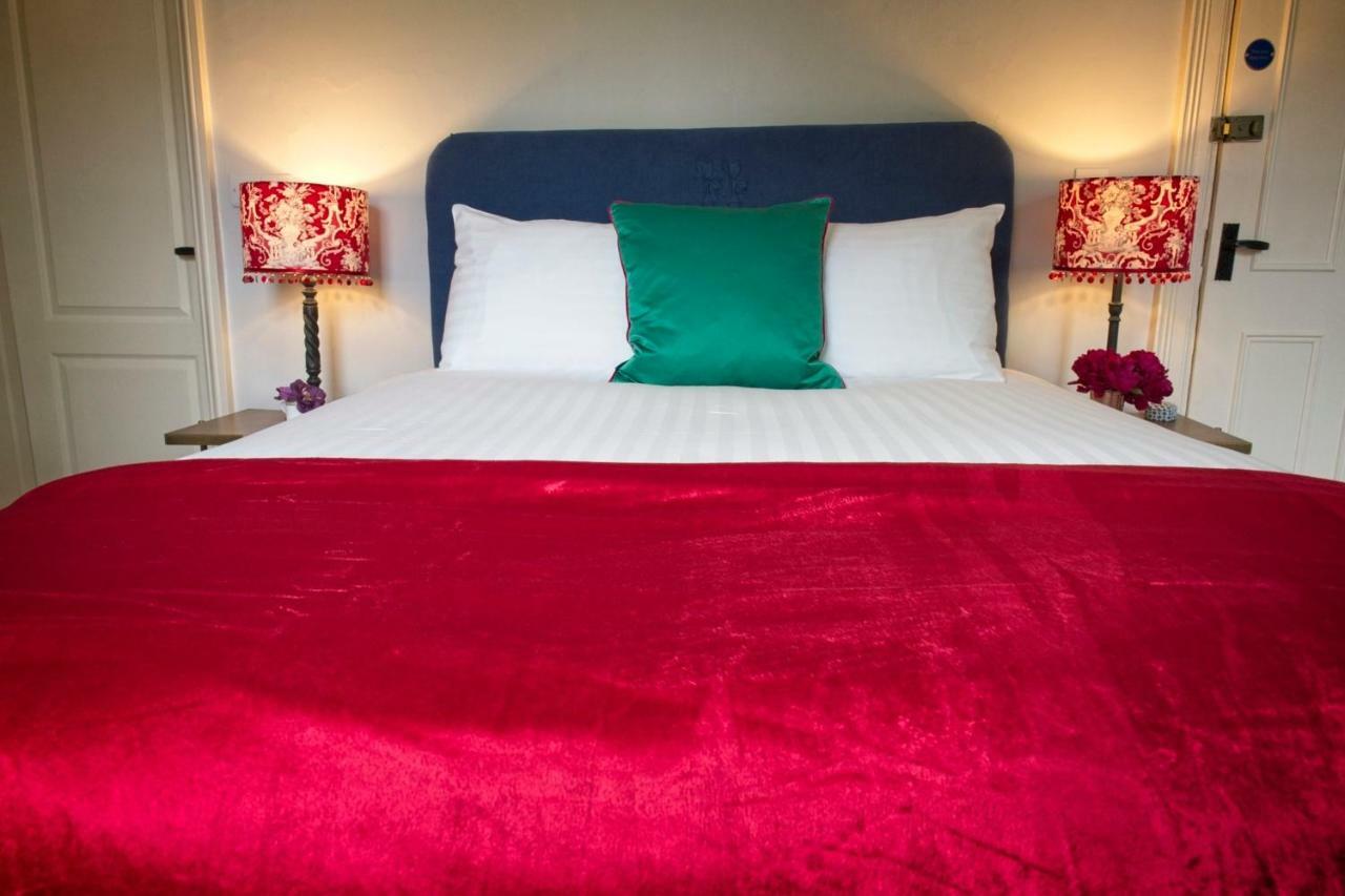 The Old Vicarage Hotel & Restaurant Bridgwater Exteriör bild A bed with a red duvet