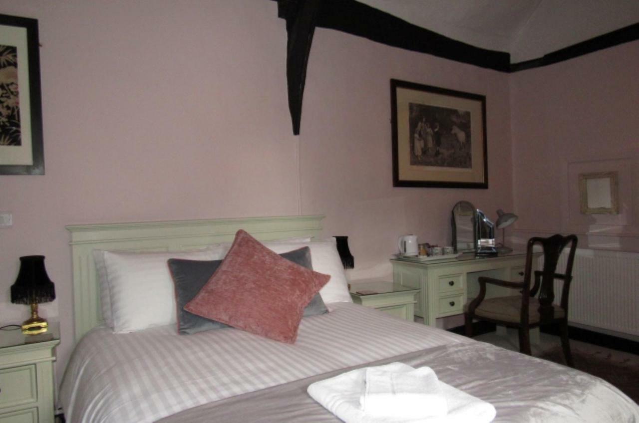 The Old Vicarage Hotel & Restaurant Bridgwater Exteriör bild A bedroom at the hotel