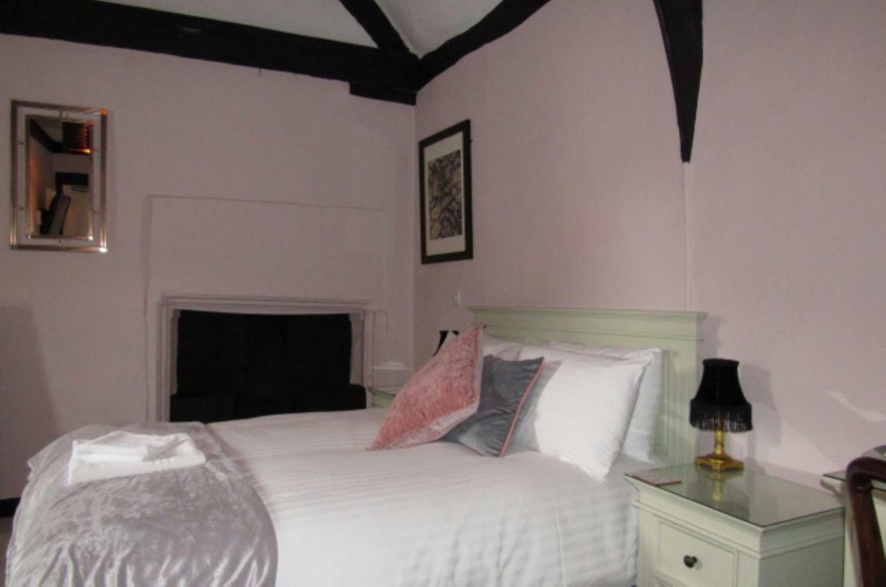 The Old Vicarage Hotel & Restaurant Bridgwater Exteriör bild A bedroom at the Old Mill